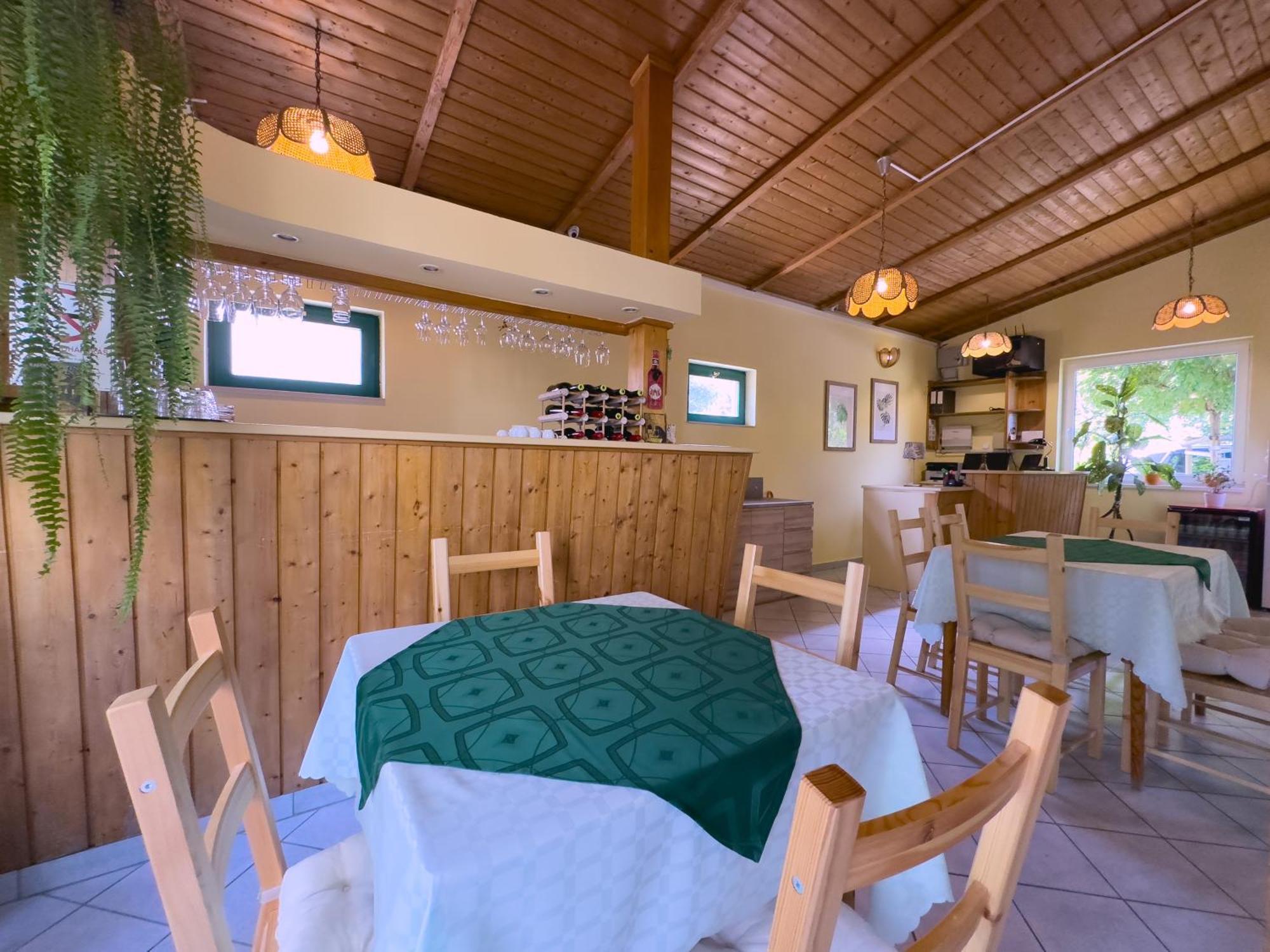 Irisz Panzio Pensiune 3*